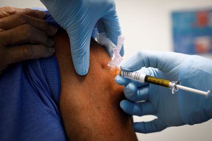 Un hombre recibe la vacuna contra la covid-19 en Florida, EE UU.