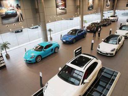 Coches Porsche importados en una sala de exposici&oacute;n en Nantong (China).