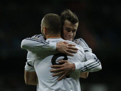 Bale abraza a Benzema tras el gol del franc&eacute;s. 