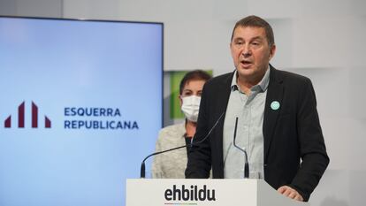 El coordinador general de EH Bildu, Arnaldo Otegi, y la parlamentaria Mertxe Aizpurua al fondo, en una comparecencia sobre los Presupuestos del Estado este viernes en San Sebastián.