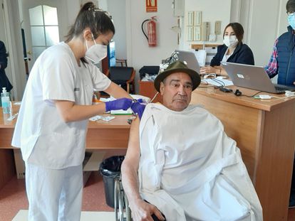 Salvador Brotons, de 65 años, de la residencia Sant Vicent, de Sant Vicent del Raspeig, es la primera persona vacunada en la provincia de Alicante