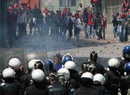 Manifestantes de extrema izquierda y policías antidisturbios se enfrentan ayer en Estambul durante las manifestaciones del Primero de Mayo.