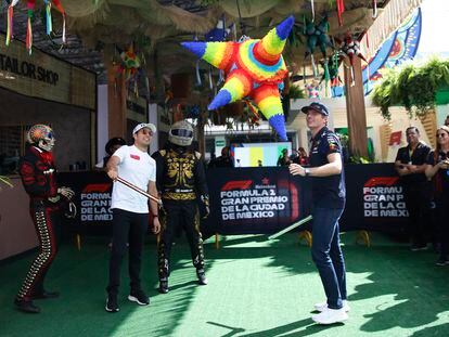 Checo Pérez y Max Verstappen parten una piñata durante la previa del Gran Premio de México, este jueves.