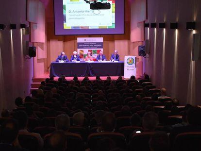 Imagen de la sala durante la presentación de los anuarios. En la mesa, de izquierda a derecha: Ramón Tejada, Salvador del Rey, María Teresa Fernández de la Vega, Rafael Sebastián y Antonio Hierro.