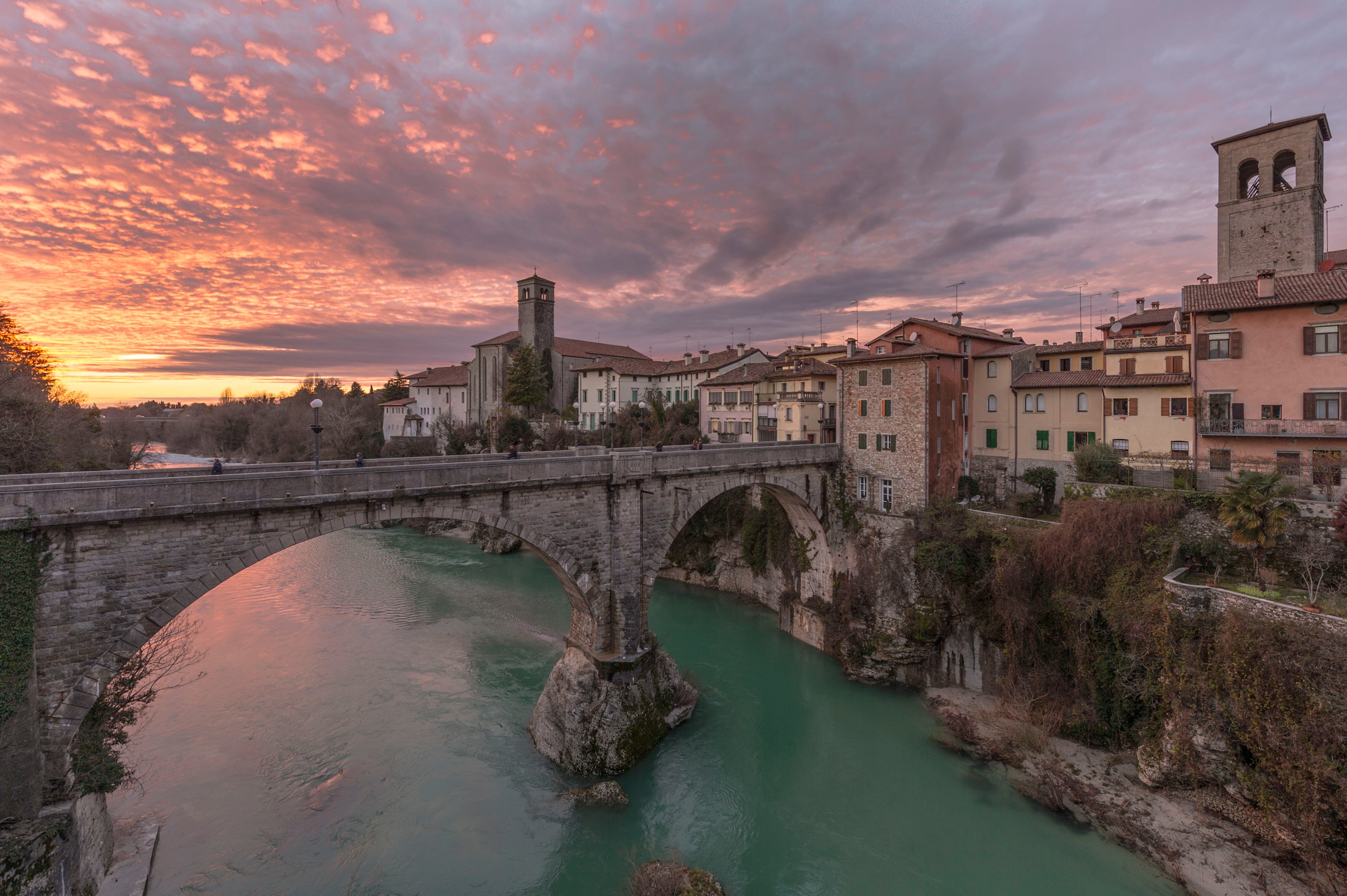 Vista del Ponte del Diavolo, en la ciudad de Cividale del Friuli.