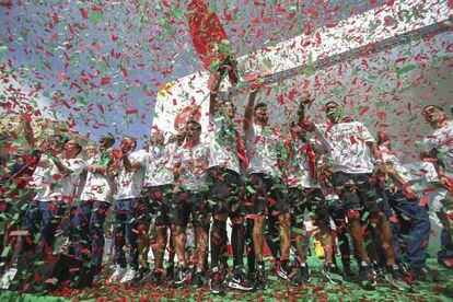 Jugadores portugueses en la celebración del título de la Eurocopa 2016 en Lisboa.