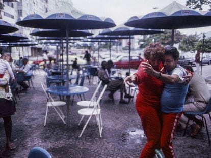 Una pareja baila en una calle de Río de Janeiro (Brasil).