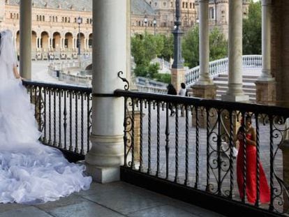 Una pareja de recién casados en la plaza de España de Sevilla.