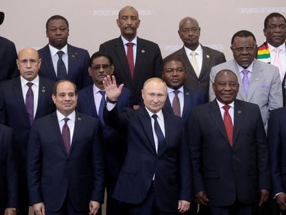 El presidente de Rusia, Vladímir Putin, saluda durante una foto de familia con los jefes de los países que participan en la Cumbre Rusia-África.