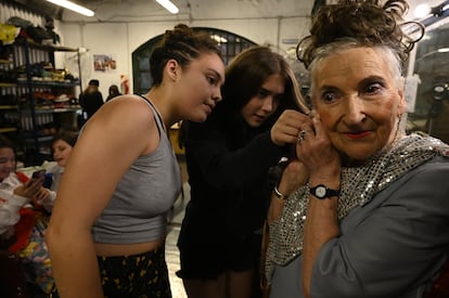 Una integrante del elenco se prepara antes de una presentación.