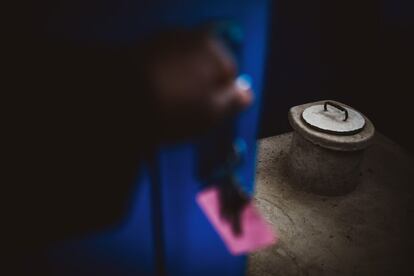 Sala con puerta, pestillo, letrina mejorada y lavabo privado en la escuela de Pateque. Esta se ha adaptado, además, a alumnos con alguna discapacidad, y está diseñada igualmente para que las niñas puedan lavar su compresa tranquilamente en la intimidad. Una de cada 10 alumnas falta a clase cuando tiene la regla por no disponer de facilidades como esta.