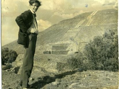Mathias Goeritz en Teotihuacan, 1957. 