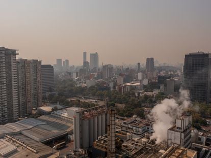 Vista aérea de la contaminación en Ciudad de México.