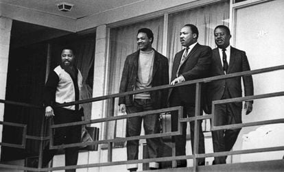 Jesse Jackson, segundo por la izquierda, junto a Martin Luther King, el 3 de abril de 1968 en el motel Lorraine de Memphis, un día antes de que el reverendo fuera asesinado en ese lugar