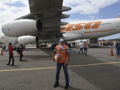 Un avión de Conviasa en el aeropuerto internacional Simón Bolivar en Maiquetia, Estado de Vargas (Venezuela), en febrero de 2021.
