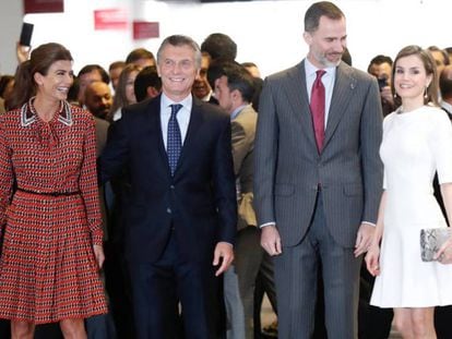 Los Reyes, acompañados por el presidente argentino, Mauricio Macri, y su esposa, Juliana Awada, durante la inauguración de la ARCO en 2017.
