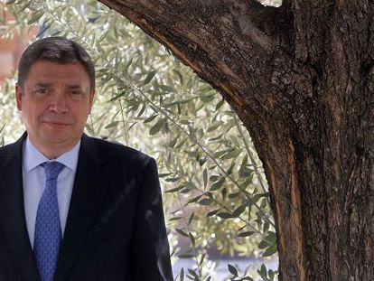 Luis Planas, consejero andaluz de Agricultura, Pesca y Medio Ambiente, en el patio de la consejería.