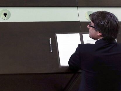 Puigdemont signa un document sobre la declaració d'independència.