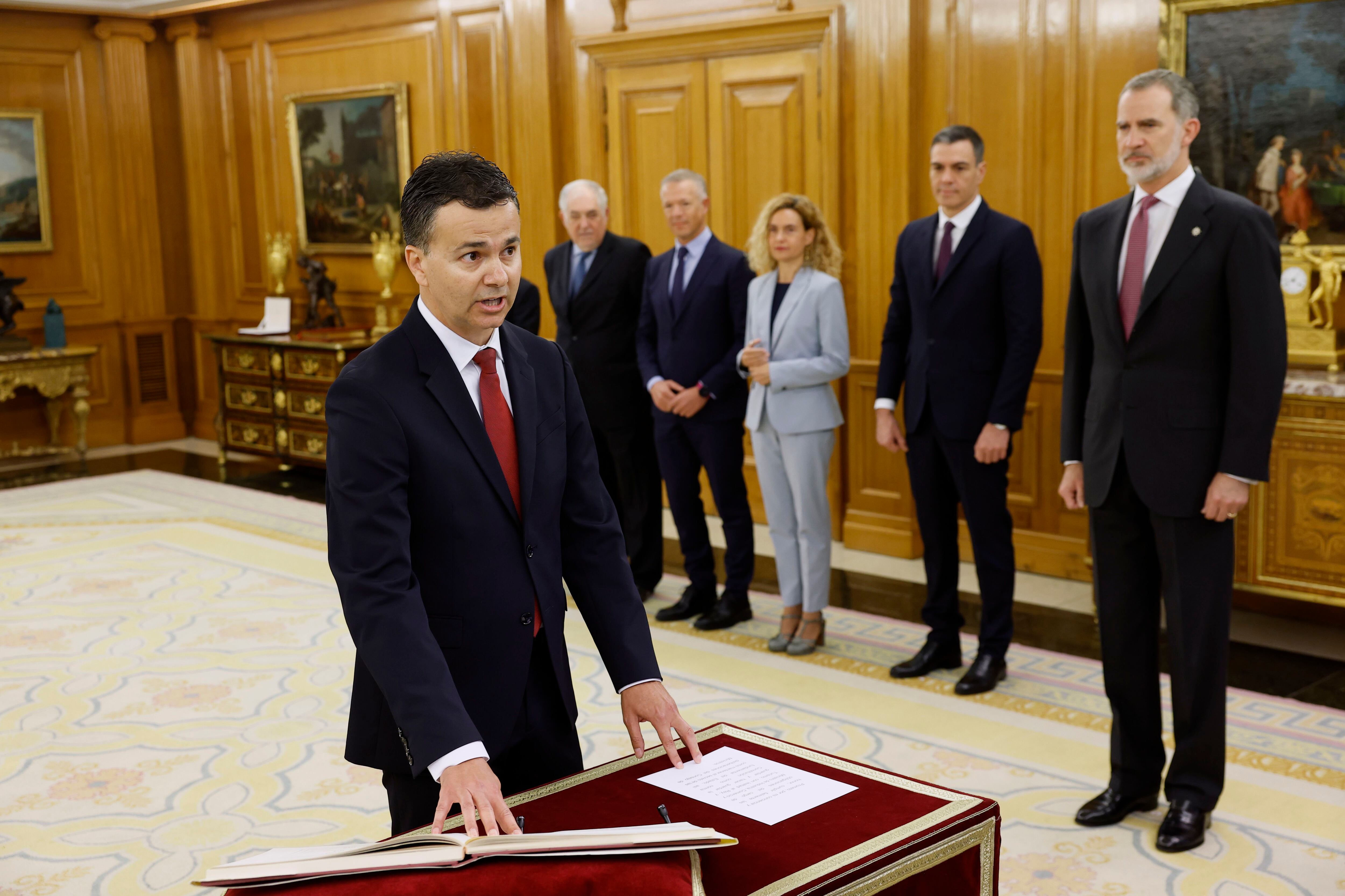 El nuevo ministro de Industria, Comercio y Turismo, Héctor Gómez, jura o promete su cargo ante el rey Felipe.