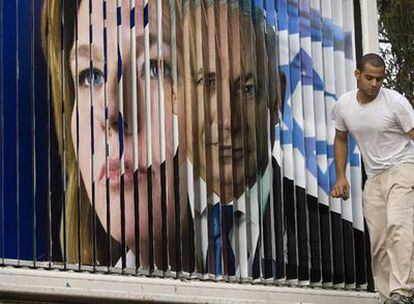 Cartel publicitario con los rostros de Tzipi Livni, líder de Kadima, y Benjamín Netanyahu, del Likud, en Tel Aviv.