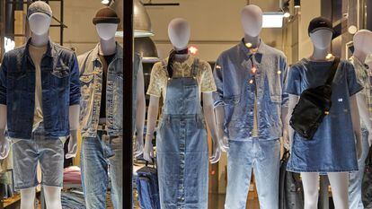 13 April 2024, Berlin: Early morning view of the window of a Levi's store. Photo: Joerg Carstensen/dpa (Photo by Joerg Carstensen/picture alliance via Getty Images)