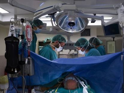 Varios médicos realizan una intervención quirúrgica en un hospital de Barcelona en 2019.