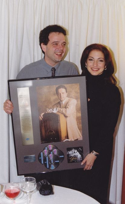 Gloria Estefan entrega, en 1992, un disco a Luis Merino conmemorativo de las primeras 400.000 ejemplares de 'Mi tierra'. 
