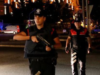 El Gobierno llama a sus seguidores a que continúen en las vías públicas para evitar nuevas intentonas. Hay 2.800 detenidos y 265 muertos, entre ellos 104 golpistas, según el entorno de Erdogan