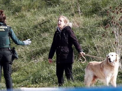 GRAFCAV3737. PAMPLONA, 22/03/2020.- Un efectivo de la Guardia Civil conversa con una persona que acompañada de su perro se ha alejado demasiado de su vivienda siendo advertida para que regrese a su vivienda en una jornada donde el Gobierno ha decidido prorrogar 15 días más el estado de alarma por la crisis del coronavirus. El confinamiento en casa desde la semana pasada prohíbe salir a la calle a millones de españoles para evitar la propagación del virus salvo en casos excepcionales que figuran en el real decreto aprobado las semana pasada por el Gobierno. EFE/ Jesús Diges