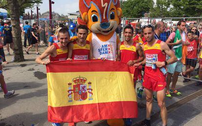 Los integrantes española de la media maratón tras lograr la plata.