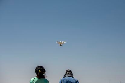 Márcia Hattori y Manuel Franco, arqueólogos del equipo, vuelan un dron para generar una ortofoto (fotografías aéreas que han sido rectificadas para adaptarse a la forma del terreno) de la ciudad objeto de la excavación.
