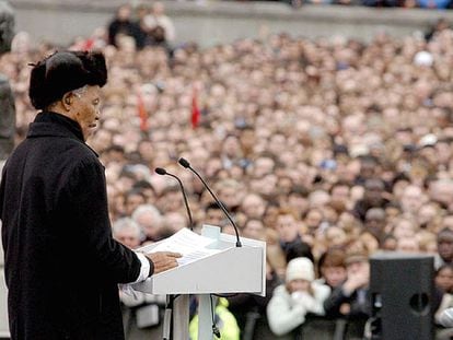 El ex presidente de Suráfrica y luchador contra el <i>apartheid </i><b>Nelson Mandela, </b>ayer durante su discurso en la plaza londinense de Trafalgar.