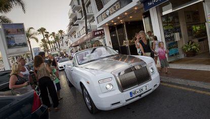 Un Rolls-Royce en Puerto Banús, Marbella, el pasado 27 de julio.