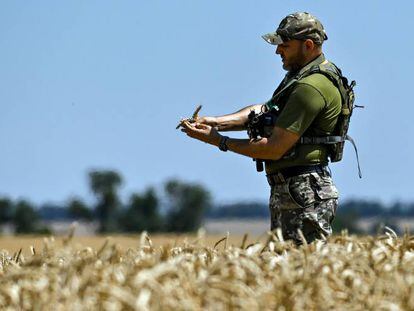 Un militar en una cosecha de cereal, en Zaporizhzhya (Ucrania).