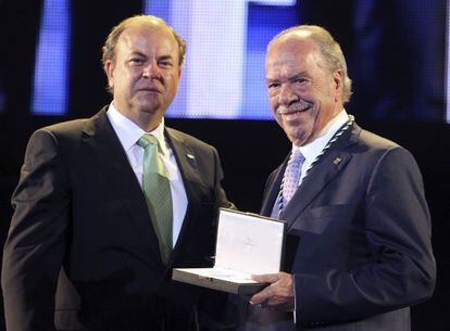 El presidente de la Junta de Extremadura, José Antonio Monago, entrega la Medalla de Extremadura al industrial portugués Manuel Rui Nabeiro