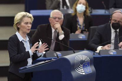 La presidenta de la Comisión Europea, Ursula von der Leyen, el presidente del Consejo Europeo, Charles Michel, y el jefe de política exterior, Josep Borrell, en el Parlamento Europeo en Estrasburgo, Francia, el 6 de abril de 2022.