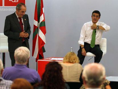 Patxi L&oacute;pez, sentado, junto a I&ntilde;aki Arriola, en San Sebasti&aacute;n. 