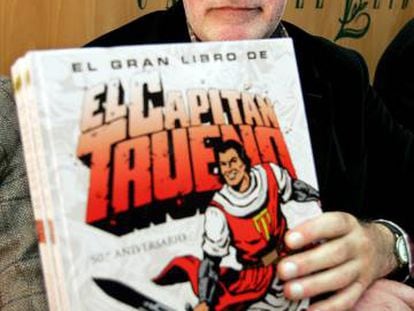 V&iacute;ctor Mora, con un libro de El Capit&aacute;n Trueno en 2006.
