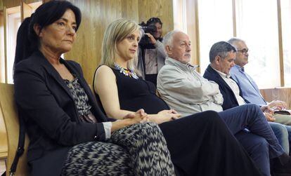 La alcaldesa de Viveiro, Mar&iacute;a Loureiro, segunda por la izquierda, durante el juicio.