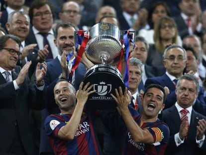 Iniesta i Xavi aixequen la Copa del 2015.