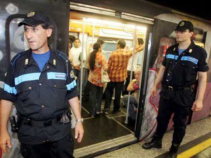 Agentes de seguridad privada vigilan una estación de metro en Roma.