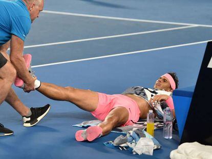 Nadal es atendido por un médico en la pista.