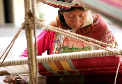 Una tejedora en su telar en Cuzco (Perú).