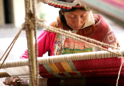 Una tejedora en su telar en Cuzco (Per&uacute;).