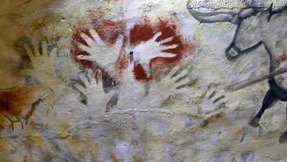 Las manos pintadas ya conocidas en la cueva de Altamira, donde se han encontrado tres más.