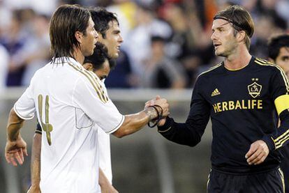 Sergio Ramos y David Beckham se saludan tras el partido.