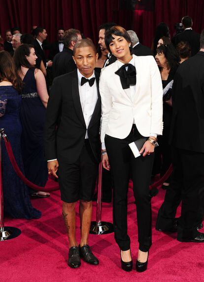 Un estilismo más que parecido es lo que decidieron llevar el cantante y productor Pharrell Williams y su mujer,  Helen Lasichanh, en la alfombra roja de los premios Oscar de 2014.