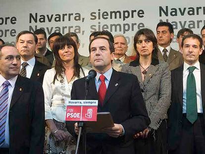 Fernando Puras (en el centro), candidato de los socialistas a la presidencia de Navarra, durante la lectura del comunicado.