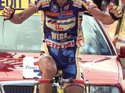 Pantani, tras vencer en Alpe-d'Huez, en 1998.
