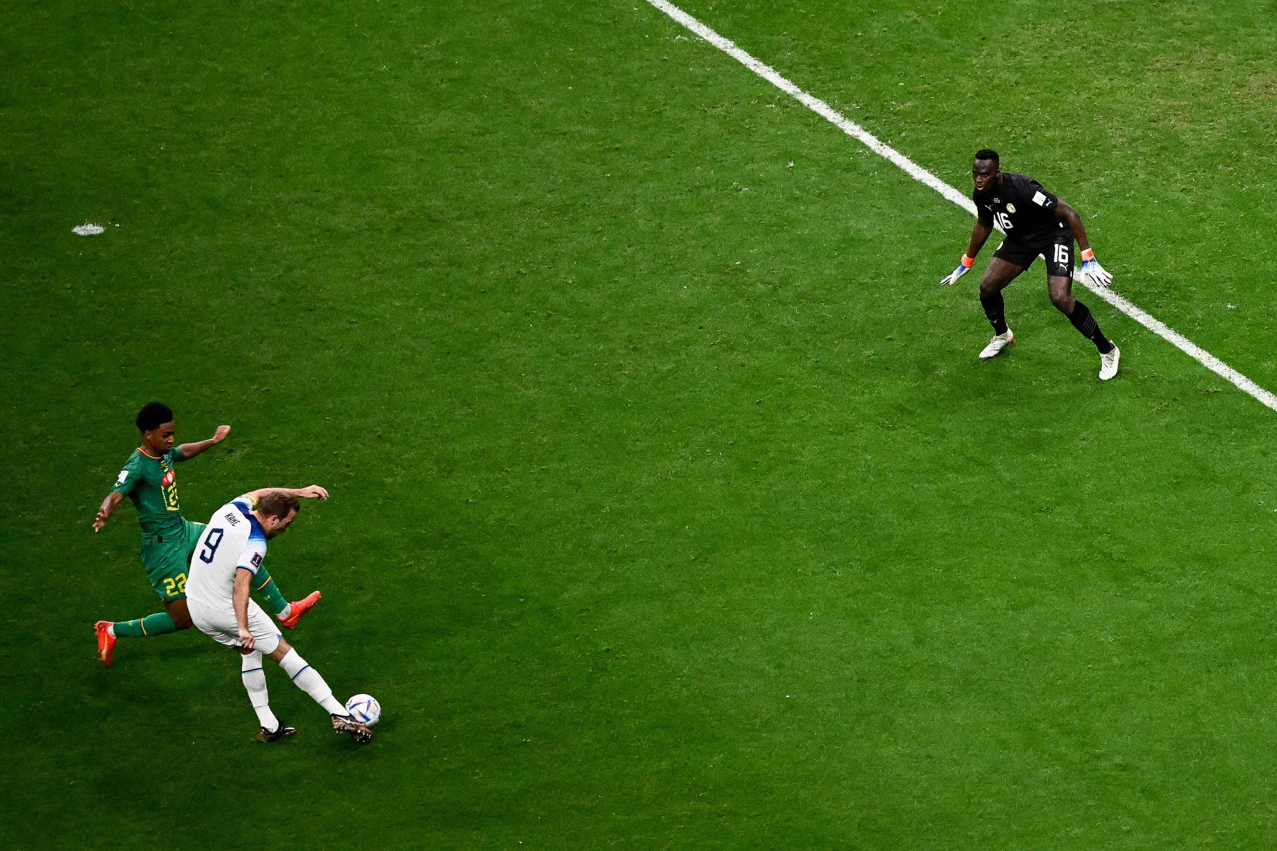 Harry Kane dispara a la puerta del guardameta Edouard Mendy en el segundo gol de Inglaterra en el tiempo de descuento del primer tiempo. 